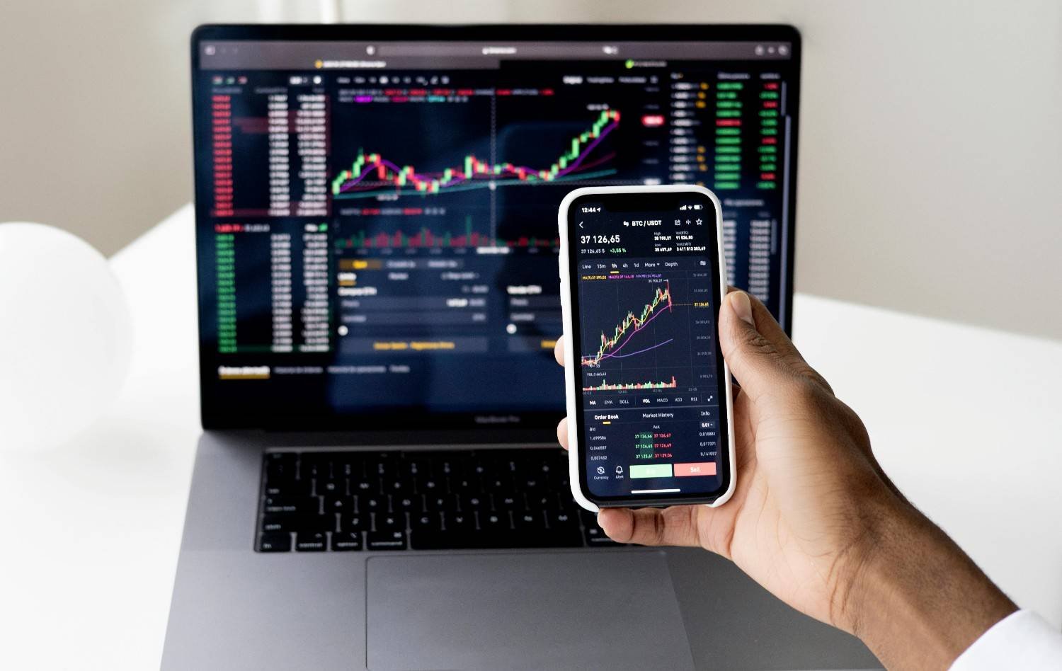 Personal Investment vs. Saving: Which Builds Wealth Faster?